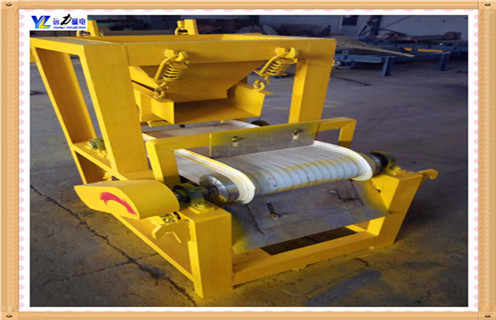 小型干式磁選機(jī)2018年依然走俏,由礦山開采出來的原礦石,給破碎.磨礦.分級后,一般使用磁選設(shè)備進(jìn)行鐵粉的選出工作.而磁選機(jī)的選擇是關(guān)鍵.一般磁選機(jī)的選擇方法是根據(jù)原礦化驗后,再確實磁選設(shè)備,哪種磁選設(shè)備更適合原礦磁選工作,效率更高.有些人會認(rèn)為磁場強度越高越有利于磁性物質(zhì)的回收,事實并非如此,有過實踐經(jīng)驗的朋友通常不會這樣認(rèn)為.它們會根據(jù)原礦化驗出來的品質(zhì),進(jìn)一步確定磁選機(jī)的磁場強度