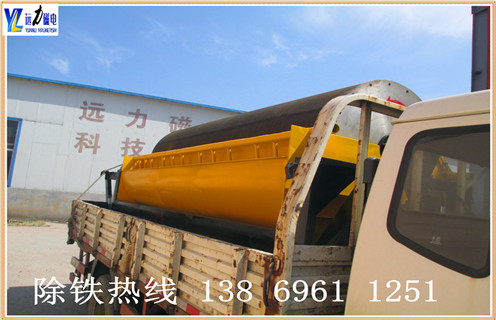 .遠(yuǎn)力干式磁選機(jī)新型設(shè)計(jì),減少尾礦跑尾  　　濰坊遠(yuǎn)力磁電科技有限公司獨(dú)創(chuàng)的專利技術(shù),采用吸附.去雜.提純.脫磁4段復(fù)合磁系的排列方法,采用優(yōu)質(zhì)鐵氧體和釹鐵硼材料與稀土磁鋼復(fù)合而成.此種磁系排列方法可廣泛應(yīng)用于貧磁鐵礦的富集提純.河沙選鐵.鋼渣提純.鈦鐵礦分離等,干式磁選機(jī)非常適用于干旱缺水地區(qū),節(jié)省水資源,降低選礦成本,為超貧磁鐵礦開采和利用開辟了一條新途徑. 采用獨(dú)有變頻調(diào)速電動機(jī),使用壽命長,運(yùn)行故障低,可隨時調(diào)節(jié)粗精礦品味高低